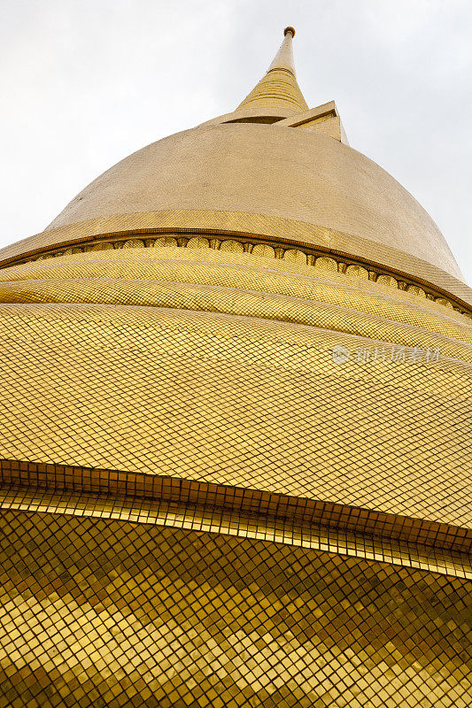 金镶嵌画的Phra Si Rattana Chedi在Wat Phra Kaew建筑群内